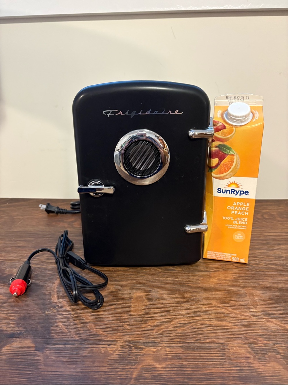 Frigidaire six can retro mini portable cooler fridge